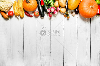 有机蔬菜不同的生白色木质背景高清图片下载-正版图片303668208
