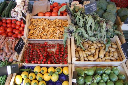 一个市场摊位蔬菜照片